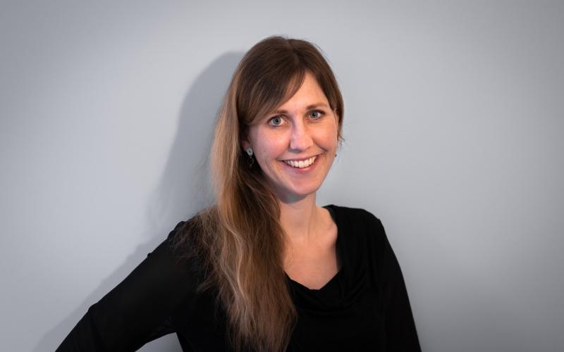 Luisa Zylka (33), Mutter von zwei kleinen Kindern aus Puchheim ist momentan in Elternzeit und hat vor kurzem ihr zweites Kind bekommen. Doch als Mitgründerin eines Startups, welches Mitte November die BeAlice App für das Handy rausgebracht hat fällt es ihr noch schwer sich komplett zurück zu nehmen. Jedes Baby braucht Zuwendung. So auch eine frisch gelaunchte App.