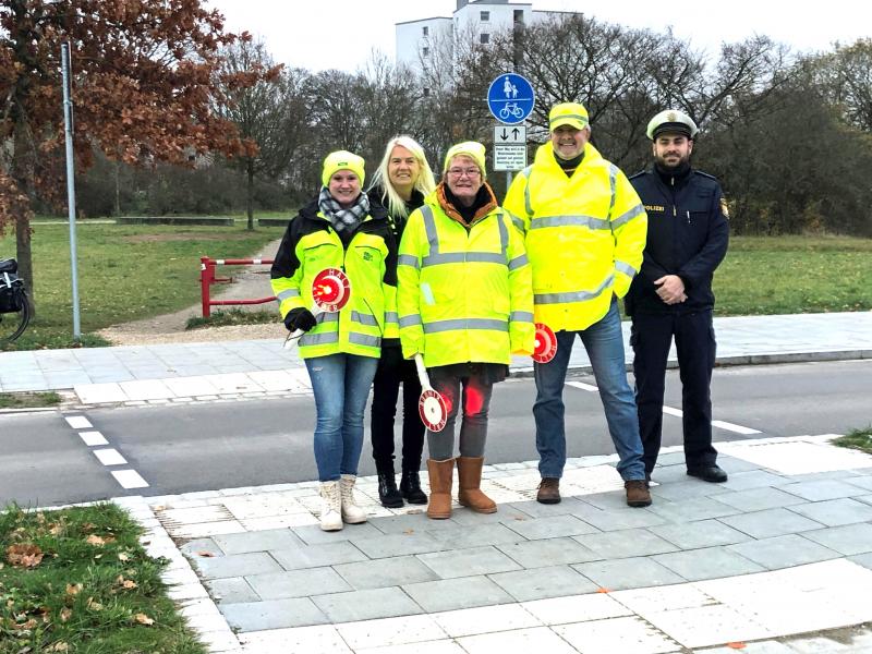 Seit Beginn dieses Schuljahres besuchen rund 320 Kinder die neue Grundschule an der Cerveteristraße. Um die Überquerung der Straße sicherer zu machen, hat man bei der Stadt händeringend Schulweghelfer/innen gesucht. Schnell stand Arndt Stroscher bereit, der sich nach dem schweren Schulwegunfall an der Richard-Higgins-Straße spontan zur Verfügung stellte. Er wird ab 1. Dezember den Posten an der neuen Schule zu allen Einsatzzeiten, d.h. am Morgen und mittags zum Schulschluss, übernehmen.