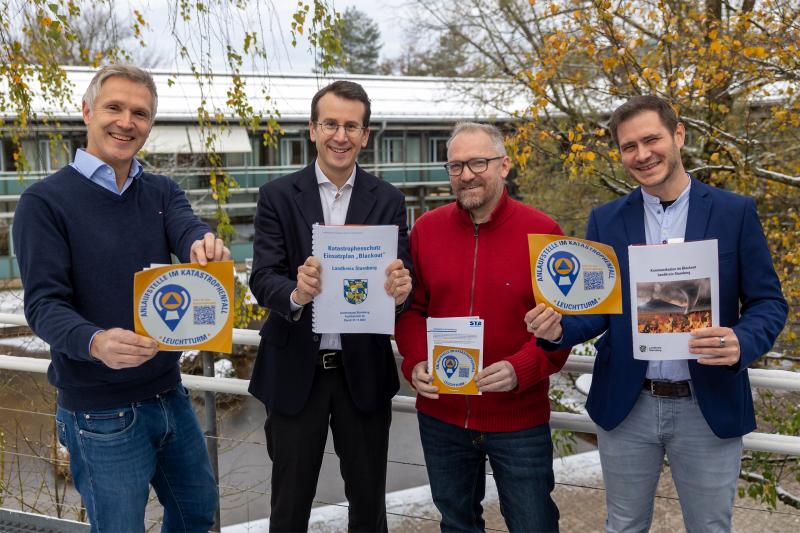 Der Landkreis Starnberg hat einen Blackoutplan erstellt. Auf rund 100 Seiten definiert er alles, was rund um einen längerfristigen Stromausfall wichtig ist. Unter www.lk-starnberg.de/katastrophenschutz sind die für die Bevölkerung wichtigsten Informationen dargestellt und stehen zum Download bereit. 