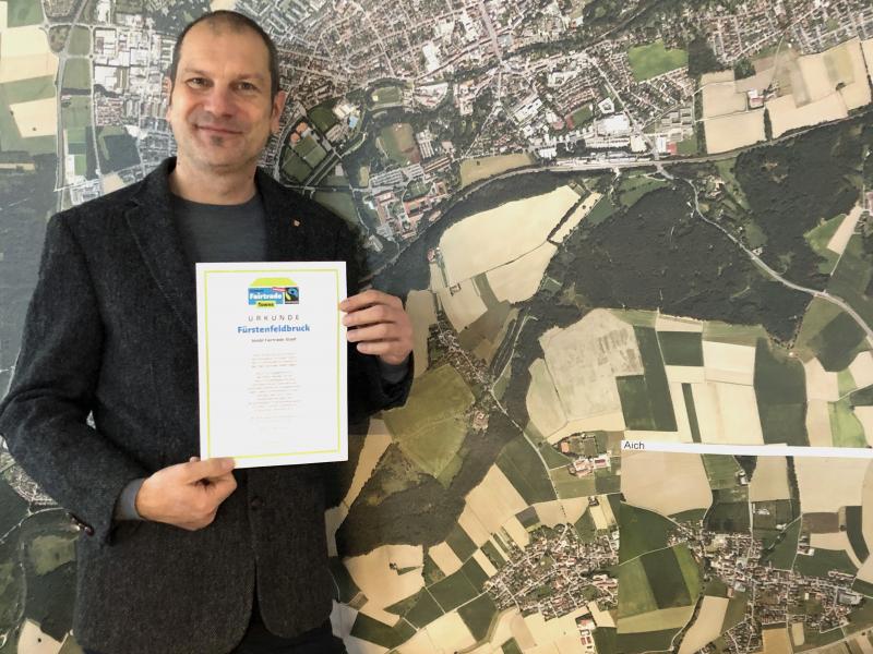 Nach der neuerlichen Überprüfung darf sie für zwei weitere Jahre den Titel Fairtrade-Stadt tragen. Oberbürgermeister Christian Götz freut sich über die Verlängerung des Titels: „Mir ist der faire Umgang mit Menschen sowie eine nachhaltige Produktion von Lebensmitteln und anderen Gütern ein großes persönliches Anliegen. Daher freut es mich umso mehr, dass unsere Stadt weiterhin der Fairtrade-Gemeinschaft angehört. Wir werden uns auch in Zukunft dafür einsetzen, den fairen Handel zu fördern.“