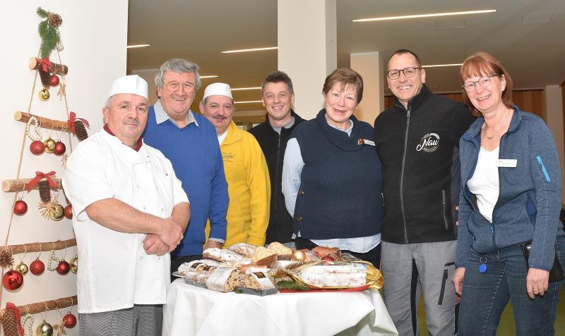 Nach dem erneut überragenden Ergebnis der diesjährigen Stollenprüfung spendeten die Innungs-Bäcker aus dem Brucker Landkreis auch heuer den Weihnachtsstollen dem AWO-Seniorenzentrum Josefstift 