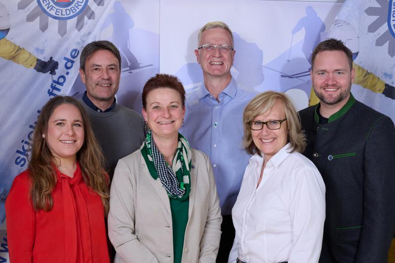 – Bei der Mitgliederversammlung des Ski-Club Fürstenfeldbruck wurden Angelika Magerl als 1. Vorsitzende, Steffen Kurt Holderer als Schatzmeister, Heidi Harnisch als Schriftführerin und Ludwig Sinzinger als Sportwart in ihren Ämtern bestätigt. 