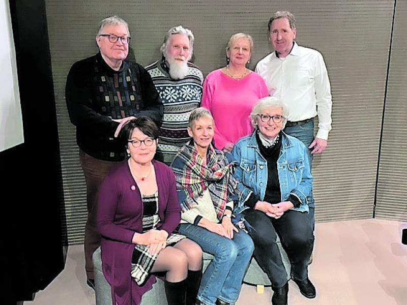 Neuwahlen bei der IG Lichtspielhaus e.V., vordere Reihe (v. li.): Anna Maria Neider (Beirätin), Birgit Fischer (Finanzen) und Lidija Bartels (Beirätin), hintere Reihe (v. li.): Dr. Richard Bartels (Vorsitzender), Wolfgang Schramm (Beirat), Rita Bartl (Schriftführung) sowie Andreas Bals (stellv. Vorsitzender). Nicht auf dem Bild: Beirat Johannes Stierstorfer