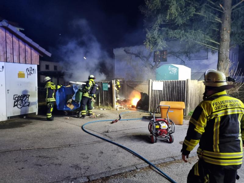 Gernlinden – Gegen 18.30 Uhr des noch frühen Jahres 2024 wurde die Feuerwehr am Neujahrstag wegen eines brennenden Containers in der Maisacher Straße in Gernlinden alarmiert. Beim Eintreffen stand der kleine Wertstoffhof bereits in Flammen.