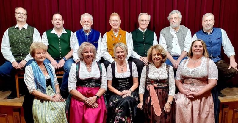 Wenn auf etwas Verlass ist, dann auf die jährliche Premiere der Theatergruppe des „Männerchor Gilching“. Seit Wochen schon wird „Opas Wiedergeburt“ aus der Feder von Felix Bachmair einstudiert. Erstmals unter Regie von Herbert Schäufler, bis dato Assistent von Otto Wildmoser, der jetzt die Regie an seinen Nachfolger übergeben hat. 