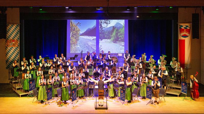 Bald ist es soweit: bei der Brucker Stadtkapelle freut man sich auf das Jahreskonzert im Stadtsaal unter Leitung von Dirigent Paul Roh. Am Samstag, 24. Februar, um 19 Uhr startet das Jugendblasorchester mit den Film- und Musical-Melodien „Encanto" und „Avatar", beide von zwei jungen Musikerinnen fantastisch bebildert.