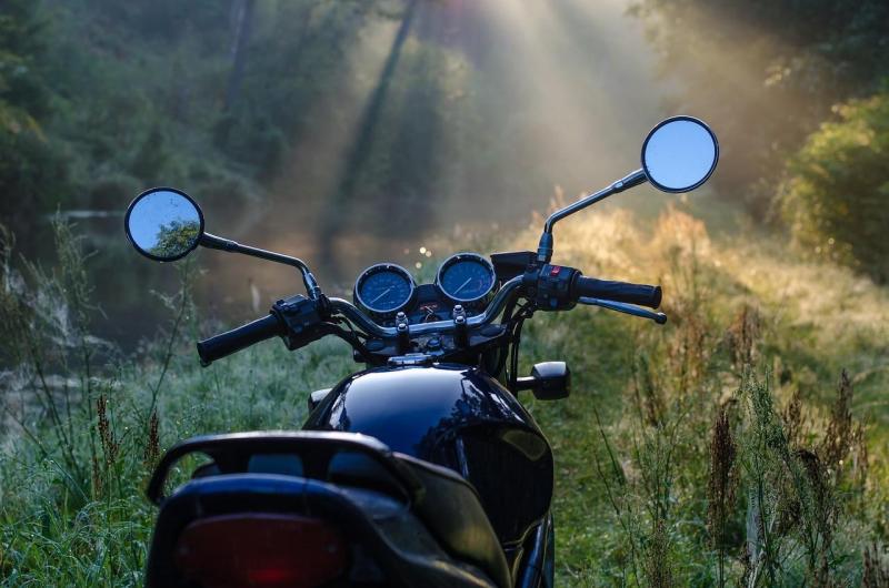 Gebrauchtes Motorrad verkaufen: Worauf sollte man achten? Irgendwann ist es für viele Motorradbesitzer an der Zeit, ihr heiß geliebtes Bike zu verkaufen, weil sie sich eventuell in ein neues Modell verliebt haben … oder in Zukunft generell eher mit dem Auto unterwegs sein möchten.