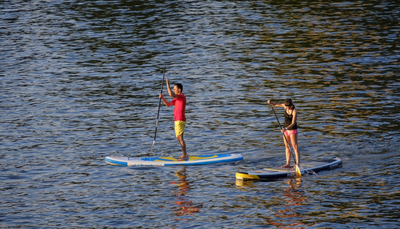 Trendsport Stand-up-Paddling Stand-Up-Paddling, kurz SUP, hat sich in den letzten Jahren zu einem der beliebtesten Wassersportarten weltweit entwickelt. Ursprünglich als Freizeitaktivität in Hawaii entstanden, hat sich das Stand-Up-Paddling zu einer vielseitigen und zugänglichen Sportart für Menschen jeden Alters und Fitnesslevel entwickelt. Das Konzept ist einfach: Man steht auf einem großen Board und bewegt sich mithilfe eines Paddels über das Wasser.