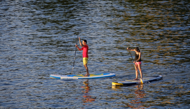 Trendsport Stand-up-Paddling Stand-Up-Paddling, kurz SUP, hat sich in den letzten Jahren zu einem der beliebtesten Wassersportarten weltweit entwickelt. Ursprünglich als Freizeitaktivität in Hawaii entstanden, hat sich das Stand-Up-Paddling zu einer vielseitigen und zugänglichen Sportart für Menschen jeden Alters und Fitnesslevel entwickelt. Das Konzept ist einfach: Man steht auf einem großen Board und bewegt sich mithilfe eines Paddels über das Wasser. 