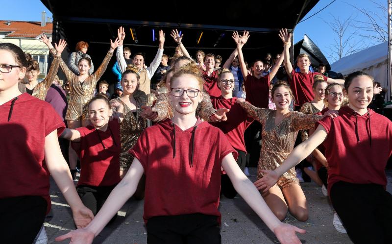 Zum großen Faschingsfestival im Fürstenfelder Stadtsaalhof lädt auch heuer wieder die Heimatgilde alle Familien ein. Da ist so ziemlich alles geboten, was die närrische Zeit hergibt: Faschingskostüme, Kinderschminken und -disco mit Tombola. Kindergarden und Kinderprinzenpaare aus ganz Bayern dürfen mit ihren Showeinlagen natürlich auch nicht fehlen, ebenso wenig wie süße Krapfen: diesen Samstag, 10. Februar, ab 14 Uhr bei freiem Eintritt