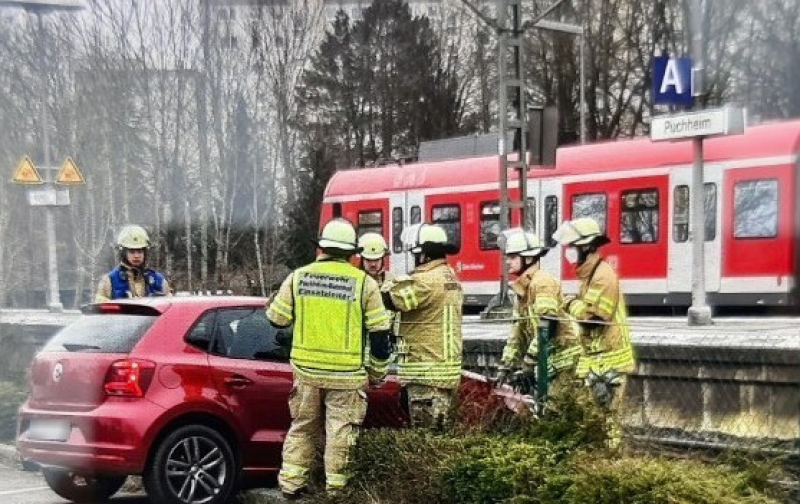 Am Mittwochmorgen musste am S-Bahnhaltepunkt Puchheim ein Gleis gesperrt werden, nachdem eine 81-jährige Fahrzeuglenkerin ihren Pkw an einem Parkplatz "ins Gleis gesetzt" hatte.