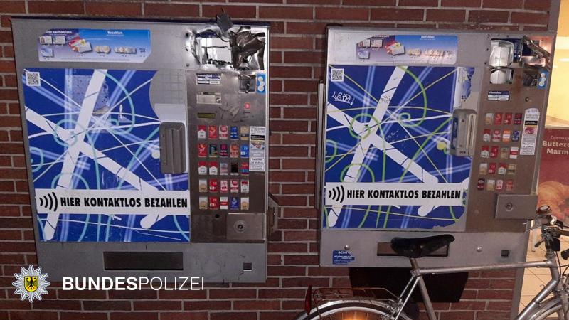 – Gegen ein 1 Uhr morgens am Freitag, 9. Februar wurden der Bundespolizei zwei brachial aufgebrochene Zigarettenautomaten vor der Wartehalle am Gleis 1 der S-Bahnhaltestelle Puchheim gemeldet. 