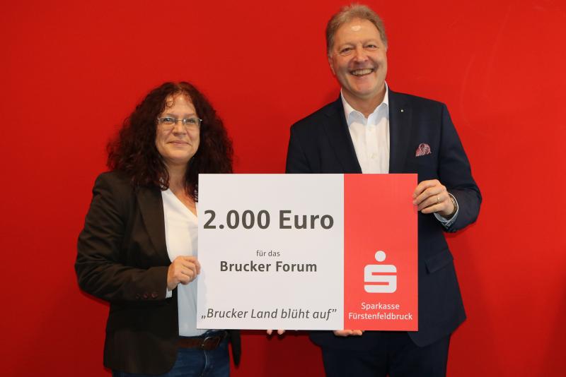 Seit Herbst 2022 vergibt die Sparkasse Fürstenfeldbruck laut einer Pressemitteilung „schnell, unkompliziert und zinsgünstig“ Klimakredite zwischen 5.000 und 50.000 Euro, die für energetische Maßnahmen an privat genutzten Wohnimmobilien eingesetzt werden können.