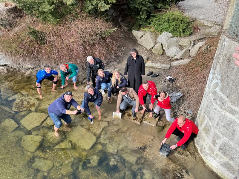 Es ist eine lang schon gepflegte Brucker Tradition: das Geldbeutelwaschen am Aschermittwoch an der Rossschwemme. Beim symbolischen Brauch fürs finanzielle Glück mit von der Partie war Stadtkämmerer Marcus Eckert (4. v. r.), der die Rathaus-Geldkassette bereitwillig öffnete und durchspülte. 