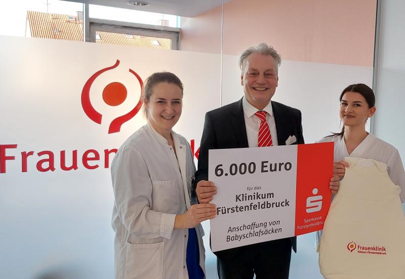 Die Sparkasse Fürstenfeldbruck unterstützt die Frauenklinik mit 6.000 Euro bei der Anschaffung von Babyschlafsäcken für Neugeborene; Ziel ist die Verringerung des plötzlichen Kindstods.