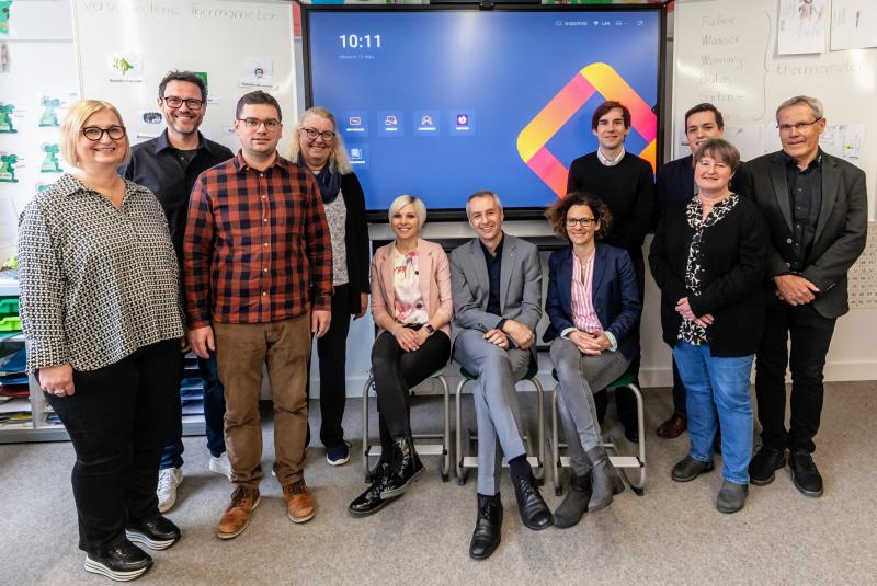 Die Stadt Puchheim hat einen weiteren Schritt in Richtung einer modernen und interaktiven Lernumgebung gemacht. Am 13. März wurden insgesamt 76 modernste digitale Tafeln in den drei Grundschulen und der Mittelschule offiziell an die Schulleitungen übergeben. Diese Maßnahme ermöglicht es Lehrkräften, den Unterricht auf eine zeitgemäße und interaktive Weise zu gestalten, die Schülerinnen und Schülern neue Lernerfahrungen bieten.