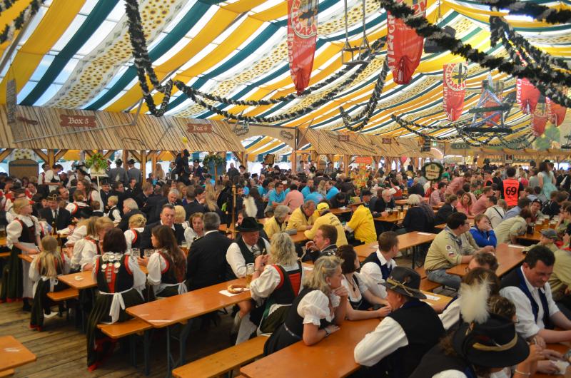 Die Stadt Olching hat mittels Stadtratsbeschluss eine Änderung der Bierlieferung für das Volksfest 2024 umgesetzt. Statt dem bisherigen Modell, das vorsah, dass die Stadt selbst die Brauereien auswählt und den Festwirt daran bindet, wurde dem Festwirt in diesem Jahr freigestellt, die Brauerei für das Festzelt selbst auszuwählen und die nötigen Verträge direkt zu schließen.