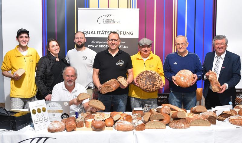 Wie erkennt man ein gutes Brot? Brotprüfer Manfred Stiefel vom Deutschen Brotinstitut muss es wissen. In ganz Süddeutschland ist er unterwegs und testet rund 7.000 Brote, Brötchen und Stollen jährlich. Sechs Bäcker aus der Brucker Innung und zwei aus dem benachbarten Landkreis Dachau haben sich kürzlich mit ihren Produkten der freiwilligen Prüfung gestellt.