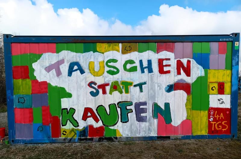 “Tauschen statt kaufen”, das ist das Motto des neuen Kreislaufcontainers am Bahnhof Harthaus neben dem Spielplatz am Wertstoffhof. Organisiert und aufgestellt hat ihn das Bündnis Zukunft Germering. Es hat sich zum Ziel gesetzt, Germering müllfrei zu machen. Mehrere Kleidertauschpartys, Verschenke-Märkte und auch Gegenstandtauschpartys veranstaltet der Verein jährlich und leistet damit einen Beitrag zur Schonung von Ressourcen. 