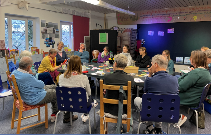  Mit einer schwungvollen Vorstellungsrunde zu den Schlagworten „Was kann ich und was will ich?“ starteten die 13 Teilnehmerinnen und Teilnehmer in den Workshop „Kreative Wege – Kinder und Jugendliche für Kultur begeistern“