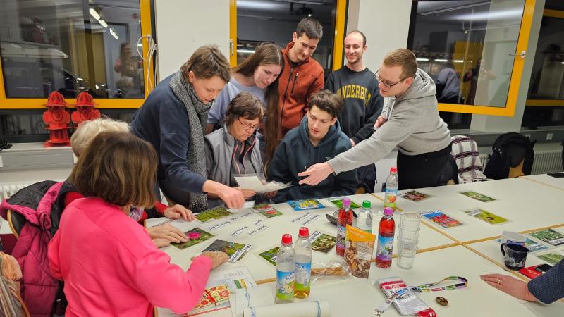 – Giftpflanzen sind ein faszinierender, aber unter Umständen auch gefährlicher Teil unserer Umwelt. Ob im Garten, im Wald oder sogar in unseren Wohnräumen – überall begegnen wir ihnen. Unter dem Motto: „Schau genau! Giftpflanzen erkennen und einordnen“ stellte die Referentin Anke Simon vom BUND Naturschutz Eichenau und Alling die „Giftigen 13“ vor. 