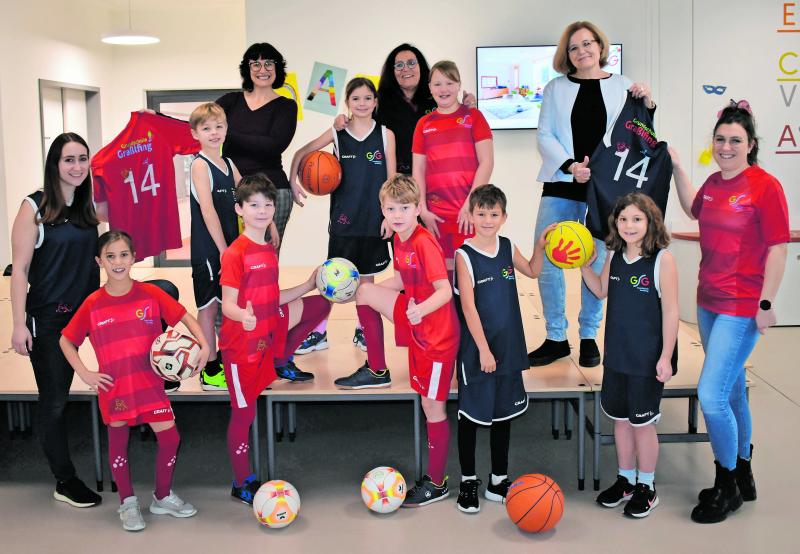 Die Kinder strahlen stolz in ihren lässigen Trikots, auch wenn manch einer noch in die Größe hineinwachsen muss. Auf Hose und Trikot prangen dekorativ das Logo sowie der Schriftzug der Grundschule Graßlfing. 