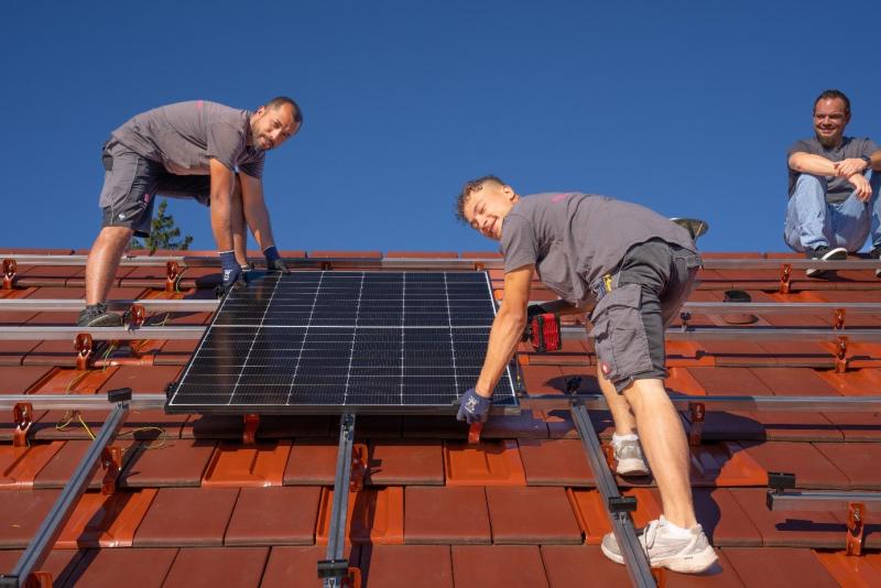 Eine PV-Anlage ist eine Investition, die für mindestens 30 Jahre auf dem Hausdach Strom produzieren wird. So eine Investition muss gut überlegt sein, denn eine durchschnittliche PV-Anlage in der Region kostet zwischen 20.000€ und 30.000€.