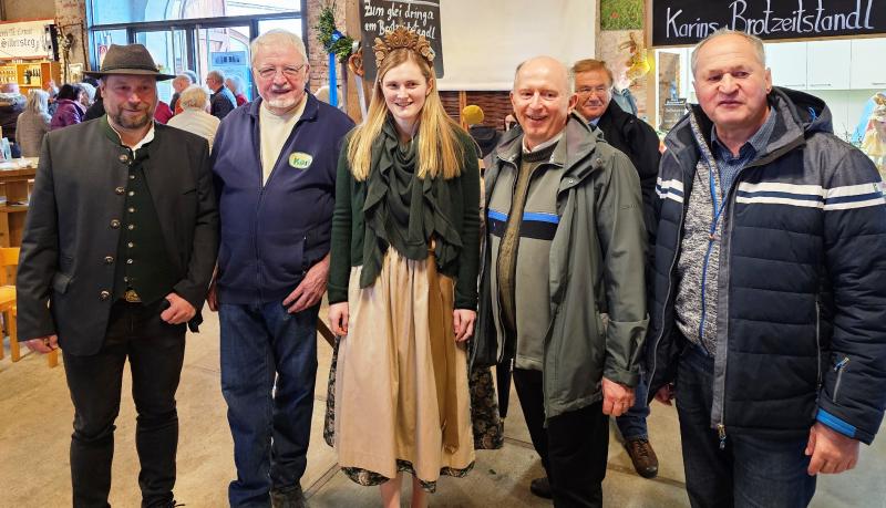Auch heuer wurde das Josefifest am Brucker Bauernmarkt erneut zu einem Besuchermagnet. Geboten waren wieder allerhand kulinarische Leckerbissen. Zum Steckerlfisch und sonstigen deftigen Brotzeiten gab es das Josefibier von der heimischen Brucker „Brauerei am Silbersteg“.