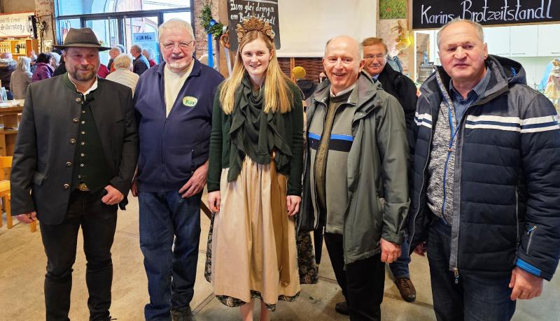 Auch heuer wurde das Josefifest am Brucker Bauernmarkt erneut zu einem Besuchermagnet. Geboten waren wieder allerhand kulinarische Leckerbissen. Zum Steckerlfisch und sonstigen deftigen Brotzeiten gab es das Josefibier von der heimischen Brucker „Brauerei am Silbersteg“. 