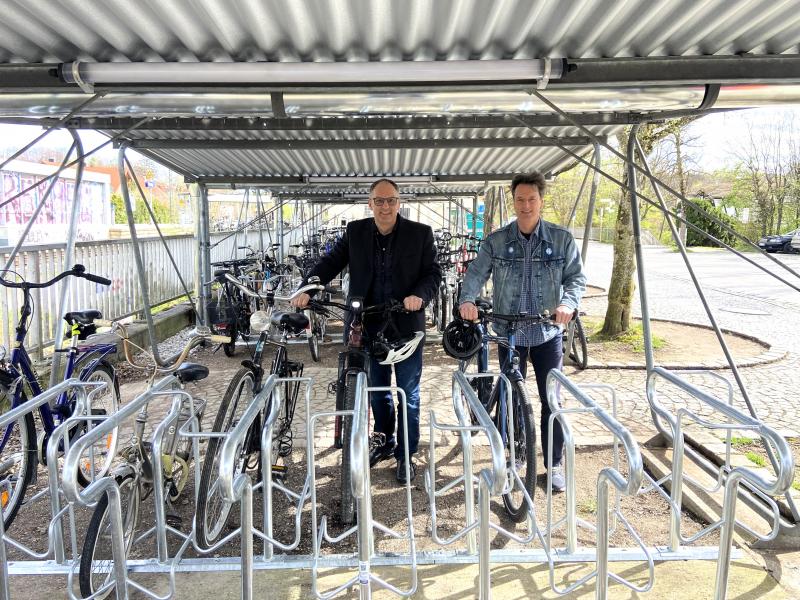 Die Sanierung und die Erweiterung der Fahrradabstellanlagen am Bahnhof haben begonnen. Die bisherigen Anlagen sind nun mit neuen Dächern, Dachrinnen und Beleuchtung ausgestattet. Zusätzlich hat die Gemeinde 23 nicht überdachte Abstellplätze zwischen dem Bahnhofsgebäude und den Gleisen installiert.