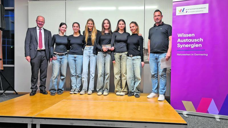 Germering – In der bekannten TV-Show werden Startup-Ideen von Investoren regelrecht zerlegt. Genauso kamen sich neun Schülerteams in der vergangenen Woche im Carl-Spitzweg-Gymnasium und im Max-Born-Gymnasium vor. Im Rahmen des Wirtschaftsunterrichts der 10. Klasse überlegten sich Gruppen von fünf bis sechs Schülerinnen und Schüler je eine Geschäftsidee und entwickelten einen Business-Plan dafür.