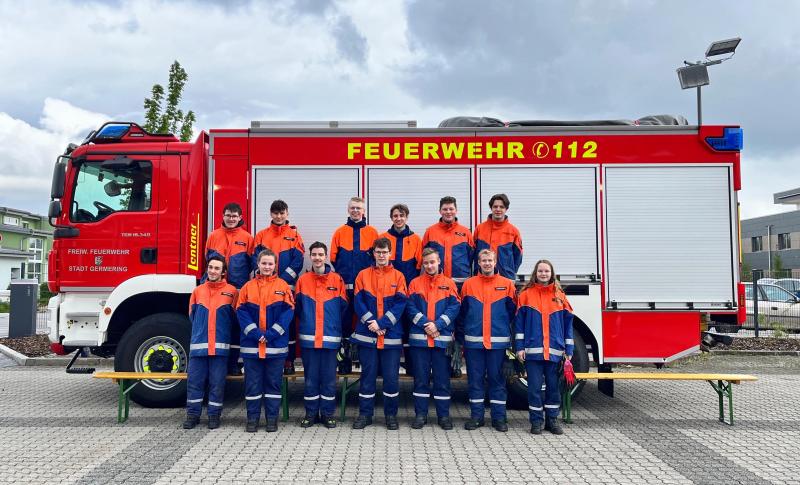 Insgesamt 23 männliche und weibliche Teilnehmer aus verschiedenen Feuerwehren fanden sich zur Bayerischen Jugendleistungsprüfung ein: unter ihnen vier Mitglieder aus Unterpfaffenhofen, sechs aus Gröbenzell und 13 aus Germering. Die Prüfung wurde von sechs Schiedsrichtern des Brucker Landkreises begleitet. Anwesend war auch der Germeringer Feuerwehrreferent Rudi Widmann.