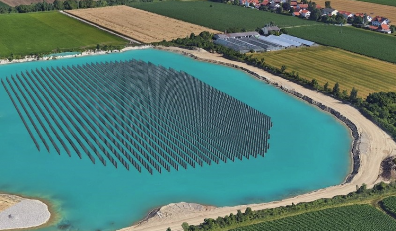 Das Technologie-Unternehmen „SINN Power“ und das Kies- und Quetschwerk Jais aus Gilching bauen die weltweit erste schwimmende Photovoltaik-Anlage mit vertikalen Photovoltaik-Modulen. 