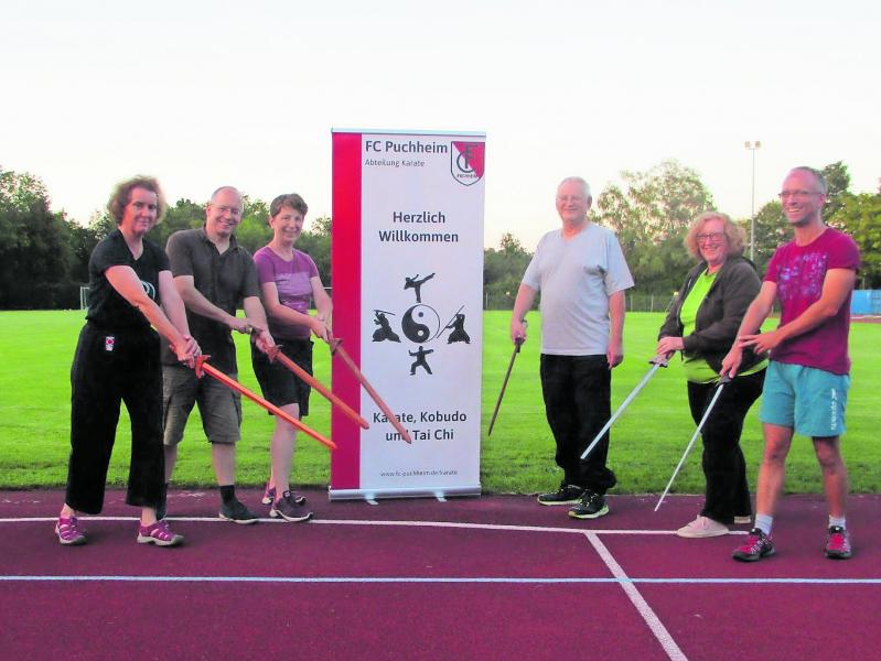 Tai Chi ist seit vielen Jahren ein fester Bestandteil im FC Puchheim. Die Tai Chi Schwert-Gruppe kann in diesem April ihr Einjähriges feiern. Die gesundheitsfördernde Wirkung des Tai Chi mit leeren Händen, also waffenlos, sei bereits bestens belegt und nahezu jedem ein Begriff. Und die Übung mit anderen Gegenständen, wie beispielsweise dem Tai Chi Schwert, sei weniger bekannt, aber nicht minder wohltuend, sind sich die Veranstalter einig.