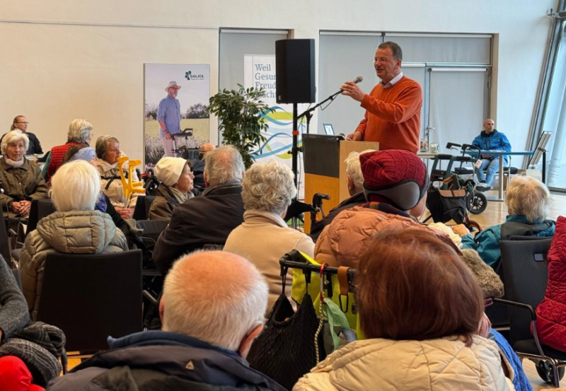 Am Freitag, 19. April 2024 konnte das 2023 ausgefallene Rollator-Training „Mobil mit Rollator“ in der Stadthalle Germering sicher vor Regen und Wind stattfinden. Der Teilhabebeirat der Stadt Germering hatte dazu eingeladen. Die Firma Saljol, die MVG mit einem Bus, die Malteser, der Vdk Germering, die Polizeidirektion Germering und das Sanitätshaus Samberger haben das zweistündige Programm gestaltet. 