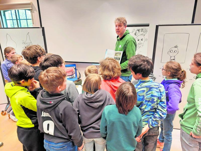 Autor und Zeichner Patrick Wirbeleit war zu Gast in der Stadtbibliothek in der Aumühle. Organisiert worden war die Veranstaltung von Christine Dietzinger, Lese- und Literaturpädagogin, Vorstand von Turmgeflüster e.V. und Mitglied im Bundesverband Leseförderung.