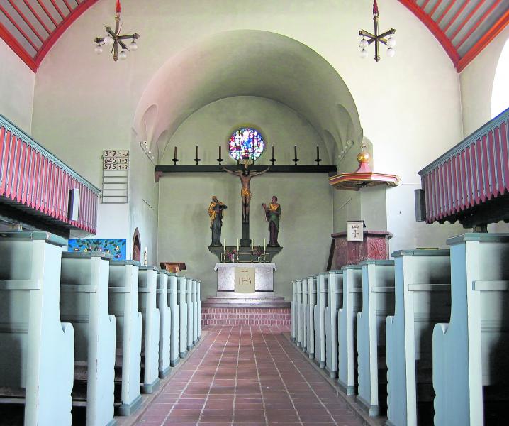 Die Erlöserkirche in Fürstenfeldbruck wird ab Mitte Mai umfassend saniert. „Nach über 40 Jahren ist das auch dringend nötig", so Dekan Ambrosy. Nicht nur eine umfassende Innenrenovierung ist geplant, sondern auch ein neuer Außenanstrich. Das neue Raumkonzept einer 'Kirche in der Kirche' macht aber auch einen zusätzlichen Altar, einen Taufstein und ein Lesepult nötig. "So können wir den großen Kirchenraum künftig flexibel nutzen, angepasst an sehr große und kleinere Veranstaltungen“. 