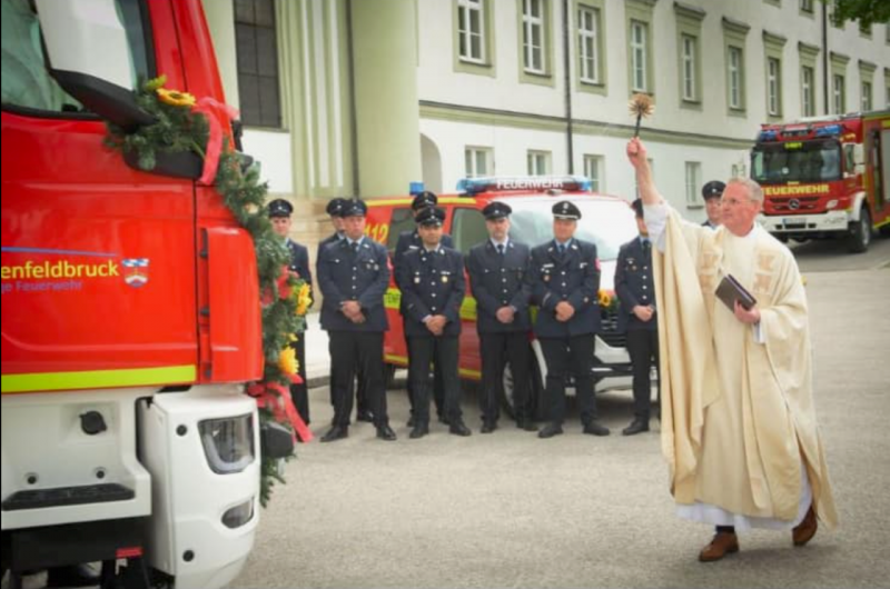 Zwei Fahrzeuge und ein Boot wurden jüngst, nach einem Gottesdienst in der Klosterkirche Fürstenfeld, von Stadtpfarrer Otto Gäng gesegnet und von Bürgermeisterin Dr. Birgitta Klemenz (CSU) sowie Feuerwehrreferent Andreas Lohde (CSU) ihrer Bestimmung übergeben. 