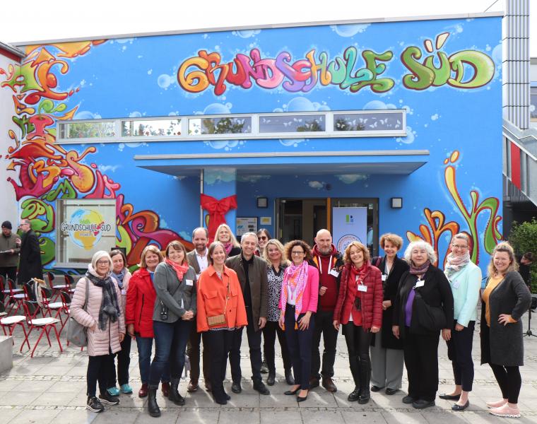 Am Freitag, 26.04.2024, wurde das Graffiti-Kunstwerk des internationalbekannten Künstlers Z-ROK an der Hauptfassade der Grundschule Puchheim Süd eingeweiht. In einer Feierstunde mit der ganzen Schule und zahlreichen Ehrengästen enthüllte Bürgermeister Norbert Seidl gemeinsam mit Z-ROK und der Rektorin Dr. Margret de la Camp das Kunstwerk.