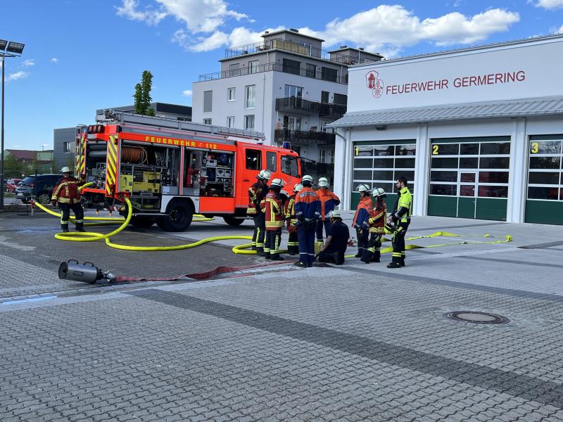 Am 4. Mai 2024 fand erstmalig die Modulare Truppmannausbildung Teil 1 im Feuerwehrhaus Germering statt. Insgesamt nahmen 33 Feuerwehrdienstleistende aus verschiedenen Feuerwehren teil, darunter Geiselbullach, Hattenhofen, Puchheim Bahnhof, Unterpfaffenhofen und Germering. Diese Ausbildung bildet die Grundlage für alle weiteren Tätigkeiten und Weiterbildungen in der Feuerwehr und ermöglicht Quereinsteigern sowie Jugendlichen die Teilnahme an Einsätzen nach bestandener Prüfung.