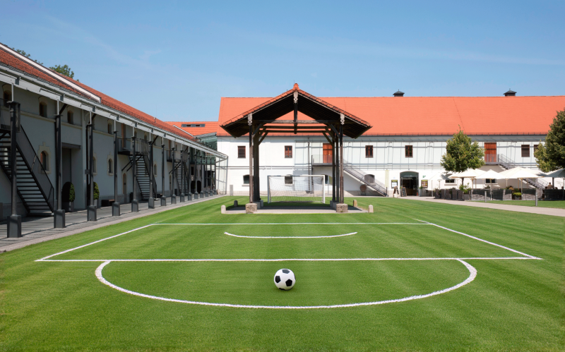 - In rund einem Monat startet die UEFA EURO 2024 in Deutschland! Wer bei bestem Bild und Ton alle Spiele der deutschen Mannschaft live miterleben möchte, ist in Fürstenfeld herzlich willkommen. Bei freier Platzwahl herrscht im bestuhlten Säulensaal Stadion-Atmosphäre.