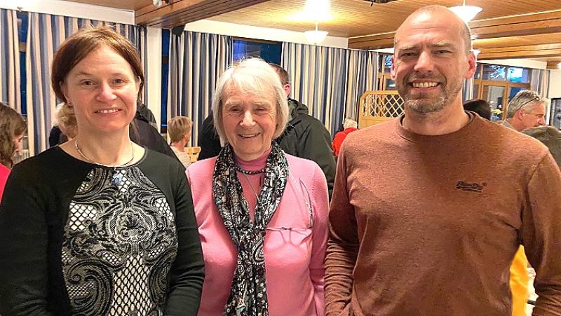 Unter „Keine Windkraftanlagen auf dem Gebiet der Gemeinde Gilching“ starteten Sigrun Mairandres, Mathias Lottes sowie Anneliese Zinoni am Donnerstag in der Gaststätte Schützenhaus ihr Bürgerbegehren. Von den 60 anwesenden Zuhörern unterschrieb die Mehrheit den Antrag.