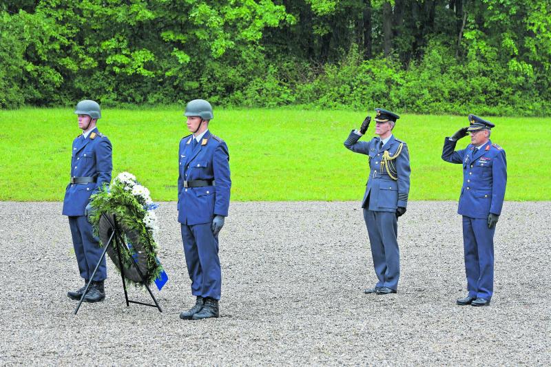 Mit einer gemeinsamen Kranzniederlegung am Luftwaffenehrenmal in Fürstenfeldbruck und am Royal Air Force Memorial in London gedachten am 8. Mai der Luftwaffenattaché bei der Britischen Botschaft in Berlin, Group Captain Mark Derek Heffron, und der Kommandeur der Offizierschule der Luftwaffe, Brigadegeneral Stefan Scheibl, den gefallenen Soldaten beider Luftstreitkräfte.