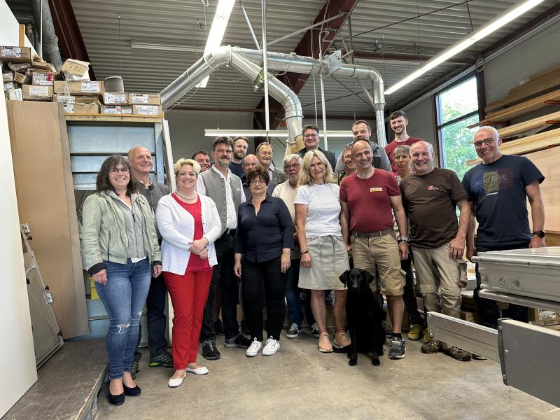Die letzte aktuelle Umfrage bei den Schreinern ergab, dass die Konjunktur zum einen weiter abzukühlen scheint. Darauf deutet ein deutlicher Rückgang der Auftragsreichweite hin, wobei sich  das Gewerk aber immer noch auf einem sehr hohen Niveau bewegt, berichtete der Obermeister der Brucker Schreinerinnung, Andreas Obermaier, unlängst bei der Jahreshauptversammlung den Innungsmitgliedern.