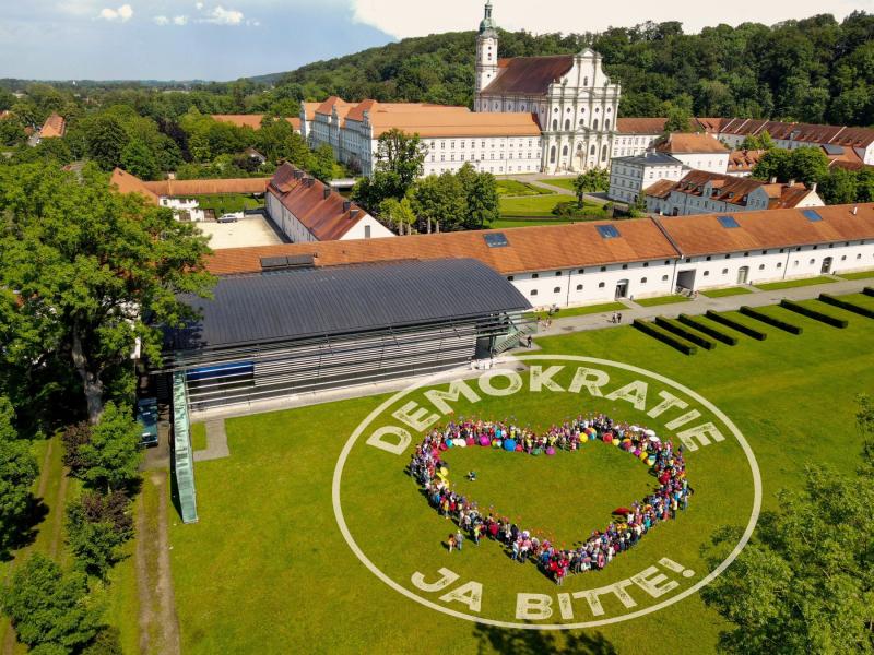 Trotz Unwetterwarnung und heftigen Regenschauern sind am 07.06.24 rund 350 Menschen dem Aufruf des „Bündnisses für Demokratie im Landkreis Fürstenfeldbruck“ gefolgt.