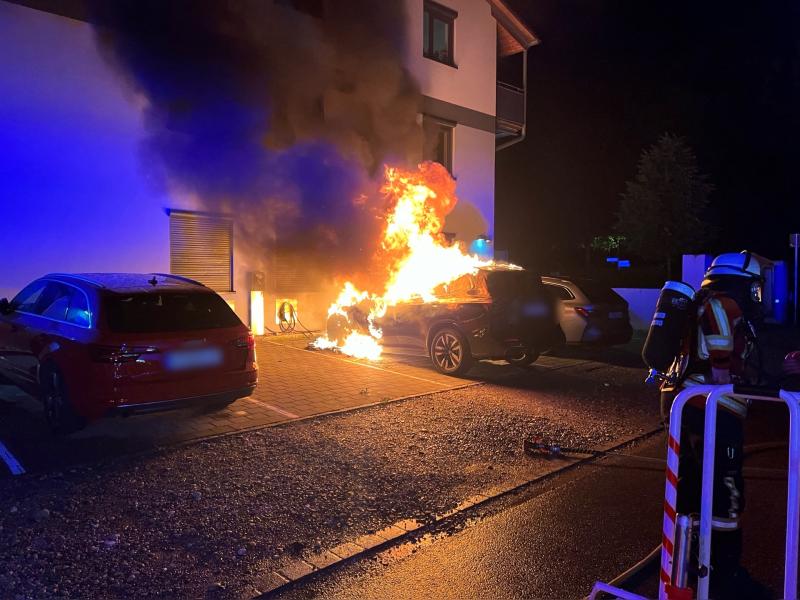 Die Feuerwehr Germering hatte am vergangenen Wochenende einen ereignisreichen Tag mit insgesamt sechs Einsätzen innerhalb von 24 Stunden. Der erste Alarm erfolgte am Samstag gegen Mittag wegen eines brennenden Elektrokleingeräts in einer Küche. Dank des schnellen Eingreifens der Feuerwehr konnte der Brand rasch unter Kontrolle gebracht werden, sodass nur geringer Sachschaden entstand.