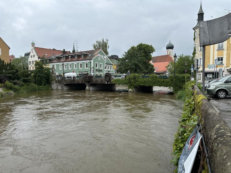 Seit der Nacht von Freitag auf Samstag haben heftige Niederschläge in Teilen des Landkreises für Überflutungen und vollgelaufene Keller gesorgt. 
