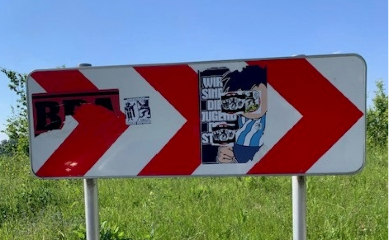 In den letzten Monaten werden immer wieder Verkehrsschilder in Weßling mit Aufklebern, die diverse Botschaften und Symbole enthalten, verunstaltet. Diese Art des Vandalismus sorgt nicht nur aus ästhetischen Gründen für Verärgerung, sondern gefährdet auch die Verkehrssicherheit. 