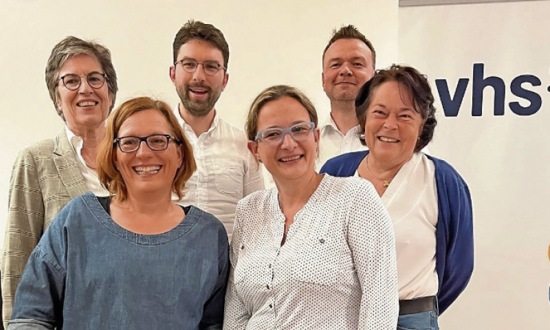 – Im Juni fand die Mitgliederversammlung des Volkshochschule Gröbenzell mit über 40 Mitgliedern im Bürgersaal statt.  Nach der Entlastung des Vorstandes folgte die Neuwahl des Vorstands. Ingo Priebsch, verdienter Erster Vorsitzender hatte sein Amt zur Verfügung gestellt, da er seinen Lebensmittelpunkt nach Bonn verlegt hat.