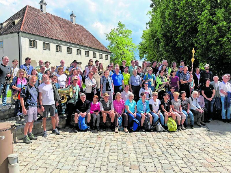Die Blaskapelle Maisach machte sich mit dem Pfarrverband Maisacher Land im Mai auf den Weg zu Fuß nach Andechs. Nach rund 38 Kilometer Fußweg erreichten die insgesamt über 60 Wallfahrer den „heiligen Berg“ und nahmen an einer von der Blaskapelle gestalteten Messe teil.